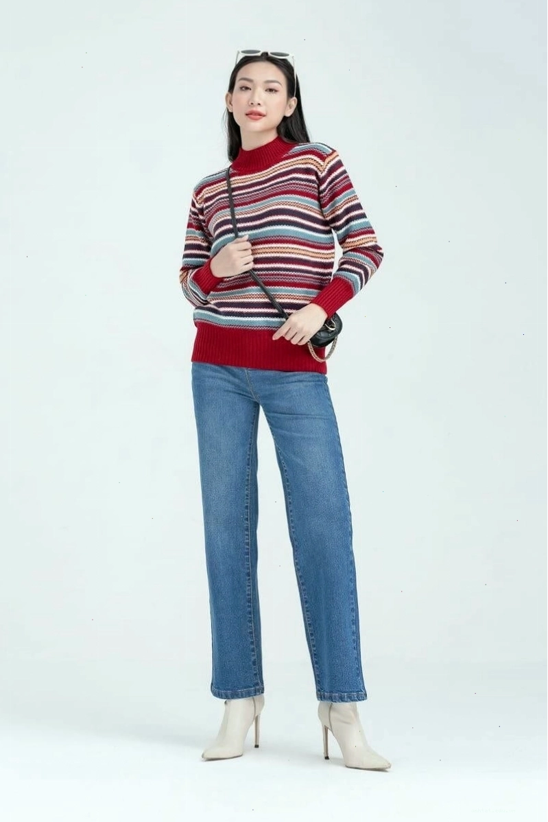 Cô gái phối quần jean ống suông với áo croptop tay ngắn và giày bốt