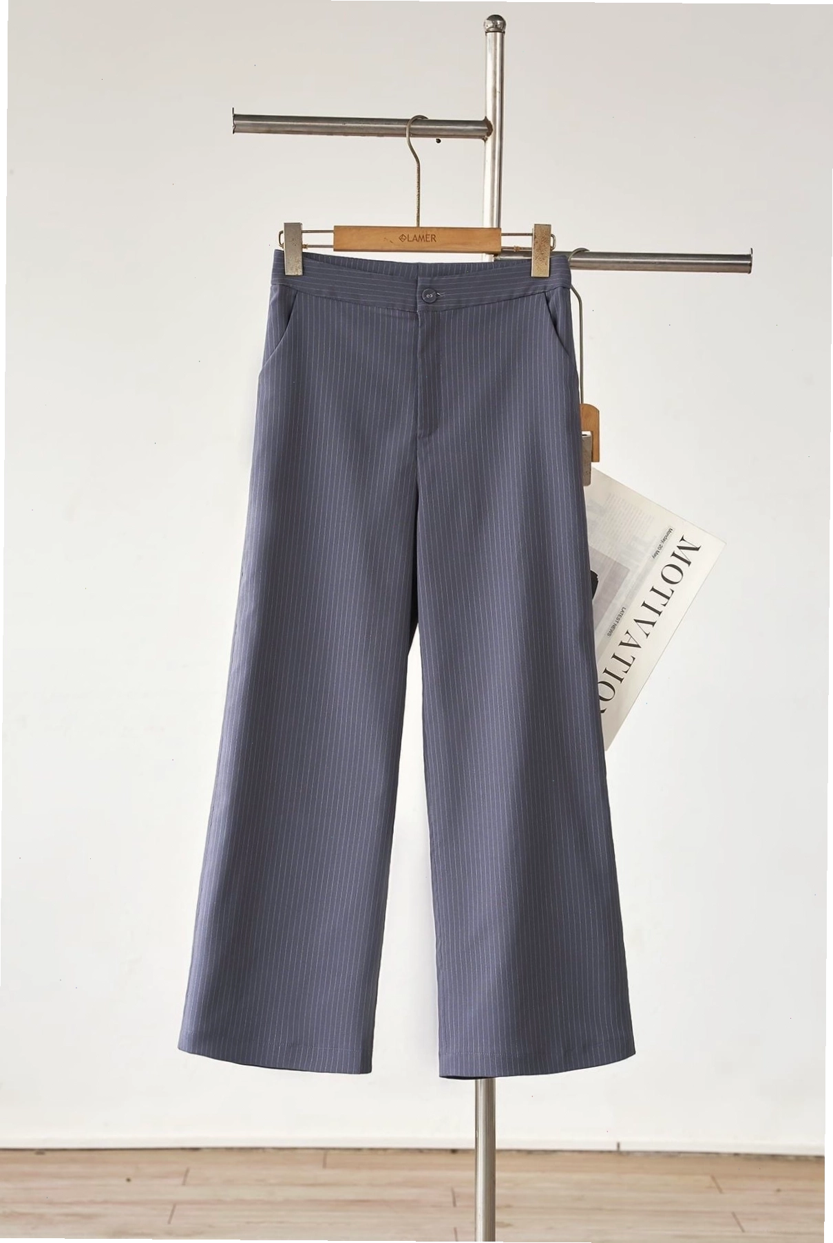 Cô gái phối quần vải ống rộng túi chéo cùng áo sơ mi oversized và mũ lưỡi trai