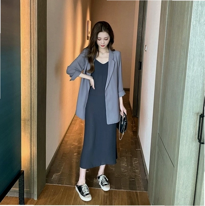 Cô gái phối váy hai dây suông dài với áo sơ mi khoác ngoài