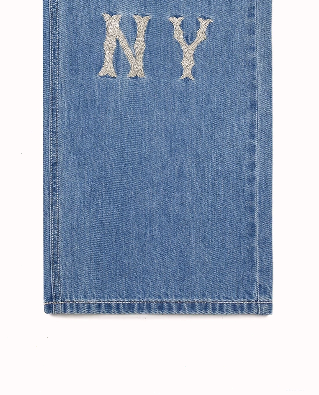 Cô gái tạo dáng với quần jeans nữ ống rộng basic, khoe khéo vòng eo thon gọn