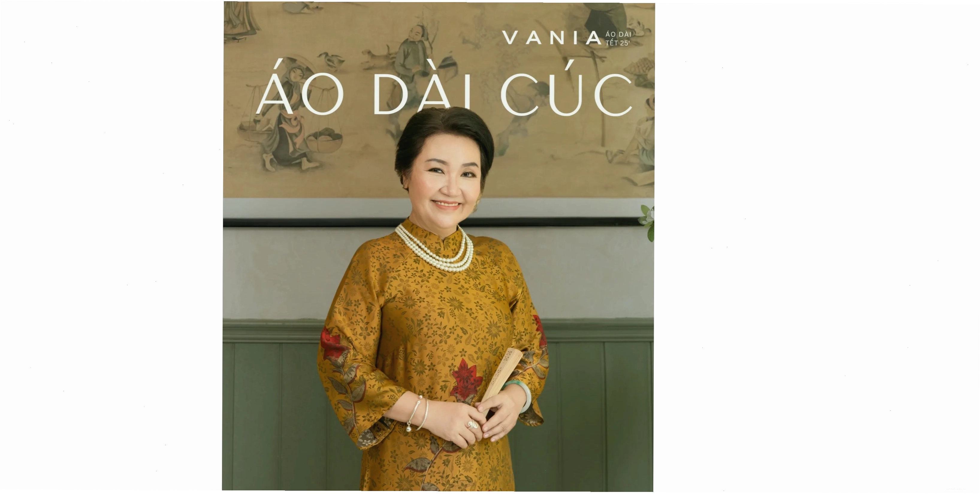 Cô gái trẻ diện áo dài cổ thấp họa tiết hoa nhí, phối cùng quần lụa trắng ống rộng và giày sneakers trắng.
