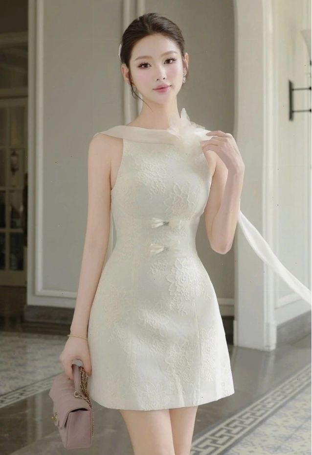 Cô gái trẻ diện váy xòe chữ A họa tiết hoa nhí màu trắng, cổ tròn tay phồng, dáng váy ngắn trên gối, mang phong cách vintage dạo phố.
