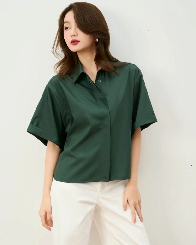 Cô gái trẻ trung diện áo sơ mi oversize trắng tay ngắn, quần short jeans và giày sneaker trắng