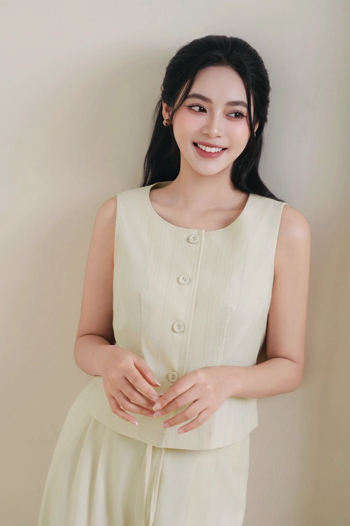 Cô gái trẻ trung diện quần vải ống rộng màu nâu buộc dây eo, kết hợp áo croptop basic