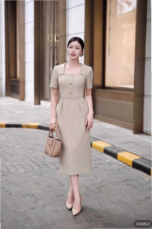 Đầm body cổ vuông dáng dài màu xám tro, cổ vuông sâu khoe vòng một tinh tế