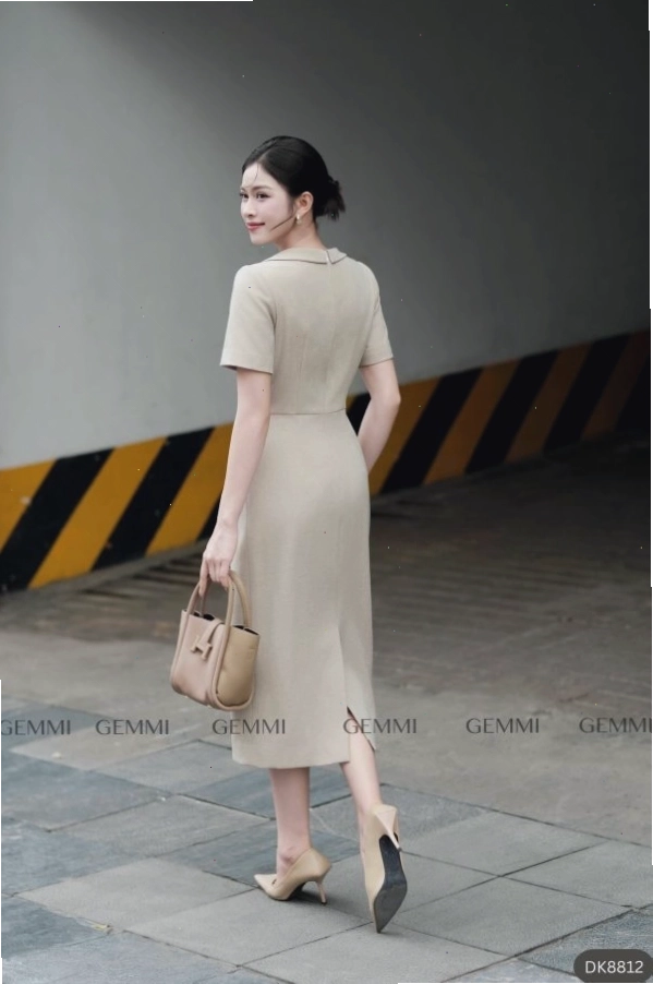 Đầm body cổ vuông họa tiết kẻ sọc ngang, dáng dài thể thao