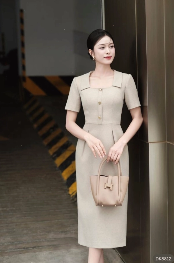 Đầm body cổ vuông màu trắng chất liệu cotton co giãn, dáng ôm sát khoe đường cong