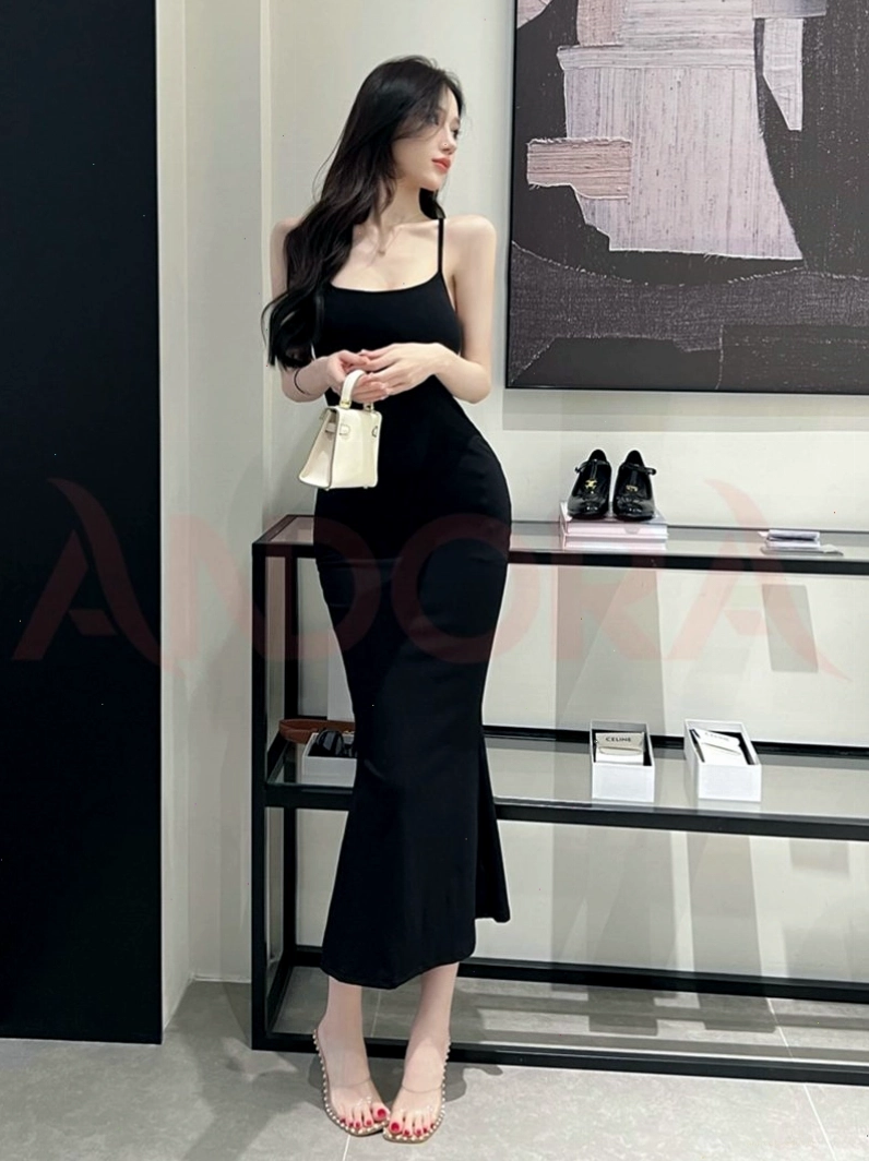 Đầm body dáng dài hai dây màu hồng chất liệu thun cotton co giãn, có chi tiết dây đan táo bạo ở lưng, tôn dáng người mặc