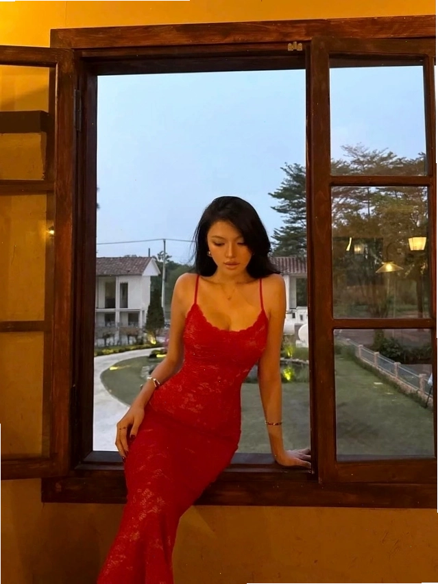Đầm body dáng dài màu đen chất liệu thun co giãn, cổ vuông tay dài ôm sát cơ thể