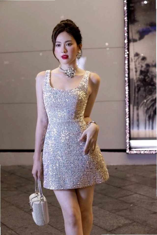 Đầm body kim sa màu bạc thiết kế hai dây quyến rũ, khoe vai trần gợi cảm