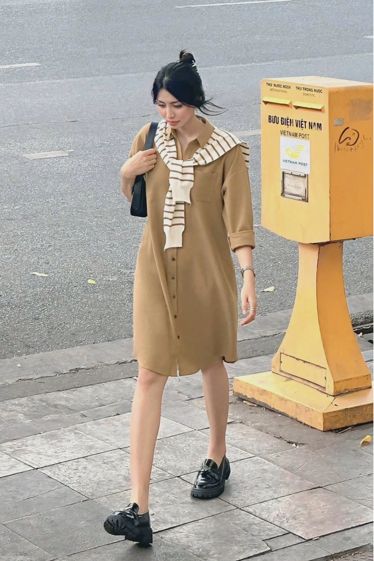 Đầm cổ đức dáng rộng màu kẻ caro, phù hợp cho phong cách streetwear cá tính.