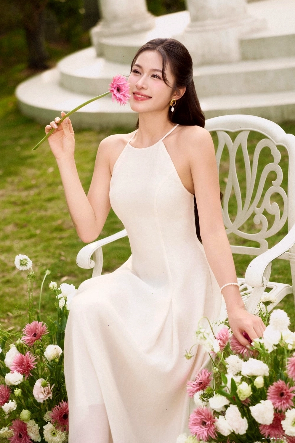 Đầm cổ yếm tiểu thư màu trắng, chất liệu linen, dáng dài