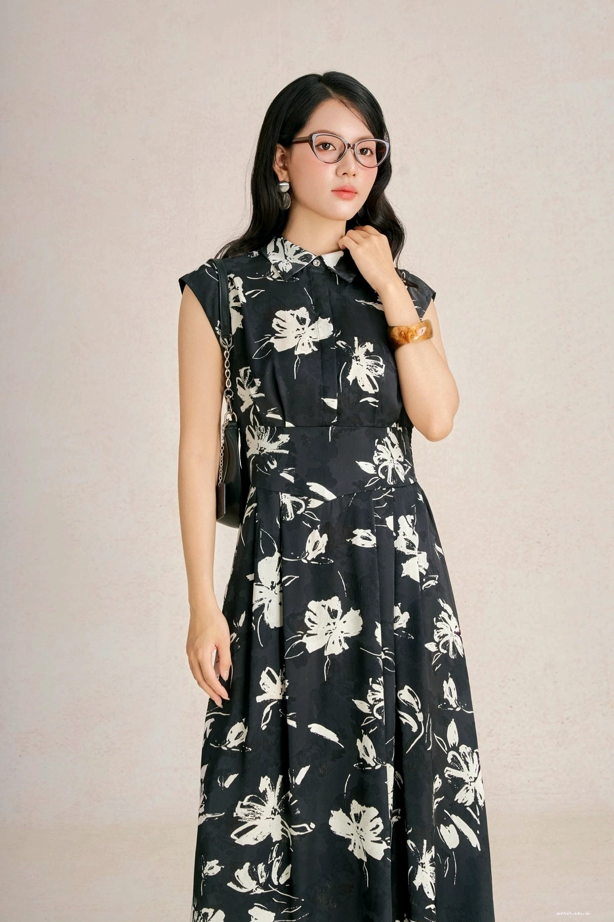 Đầm công sở dáng A màu trắng, cổ bẻ, tay chờm, eo đáp cạp bản to tạo kiểu cài khuy trước