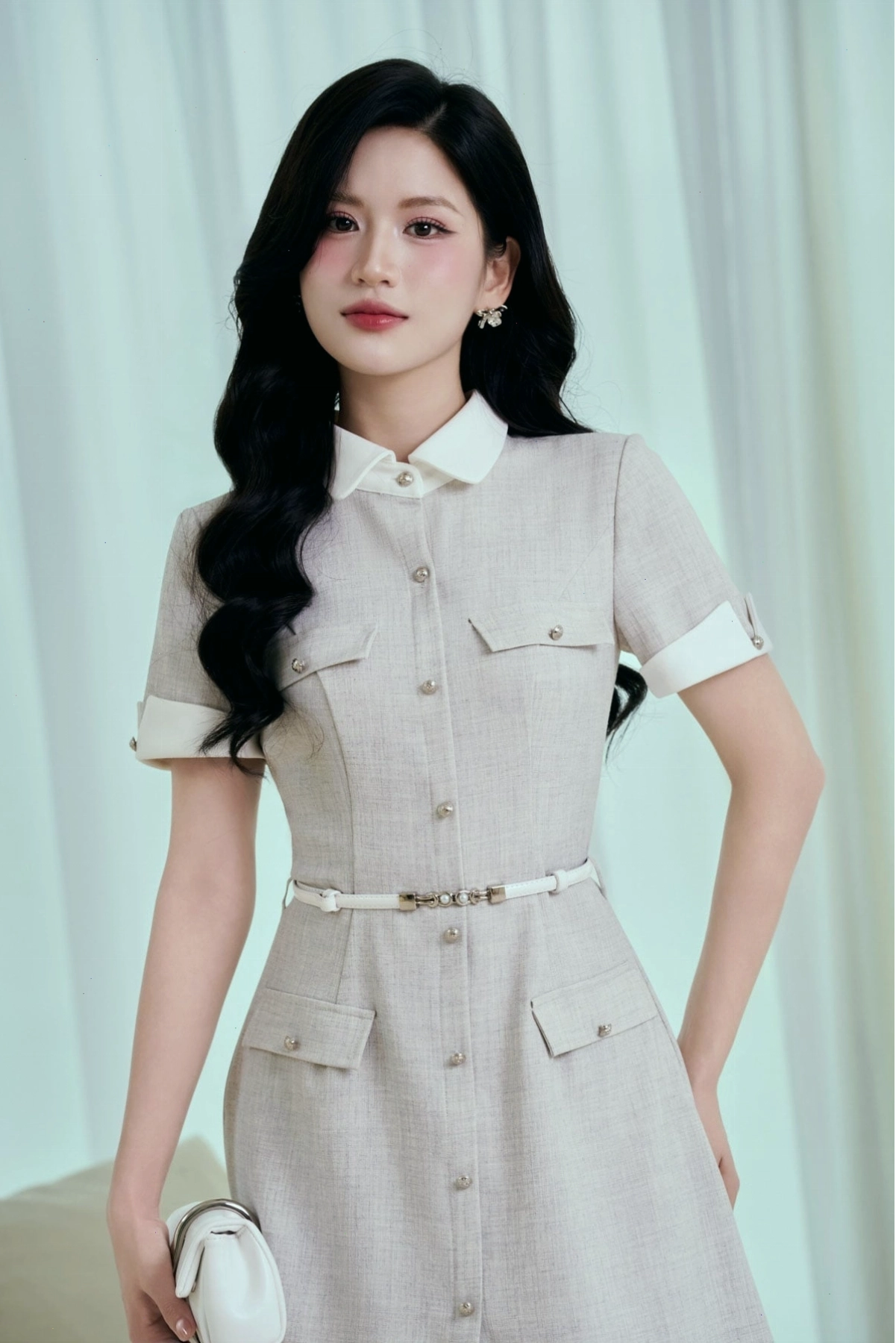 Đầm công sở dáng chữ A màu be, cổ bẻ, tay cộc, thân váy phối khuy tạo kiểu, kèm dây lưng thời trang