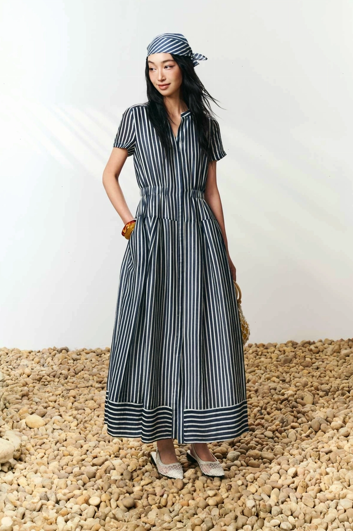 Đầm công sở dáng chữ A xoè, màu xanh navy kẻ sọc, cổ tròn xẻ V, tay cộc, eo bo chun co giãn.
