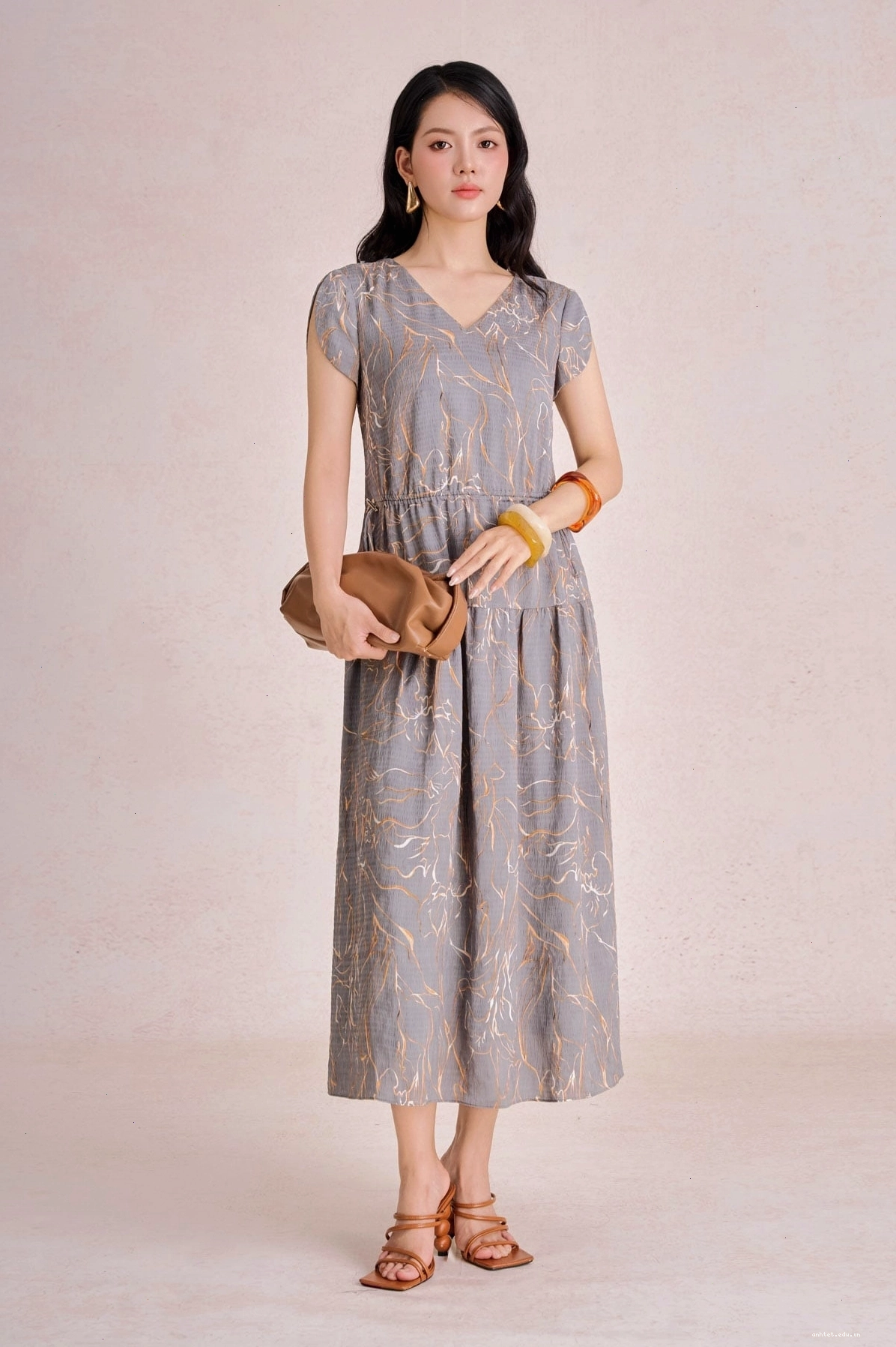 Đầm công sở dáng suông màu xanh pastel, vải lụa cát, cổ xẻ V, tay chờm, thân váy ly bung tạo xoè.