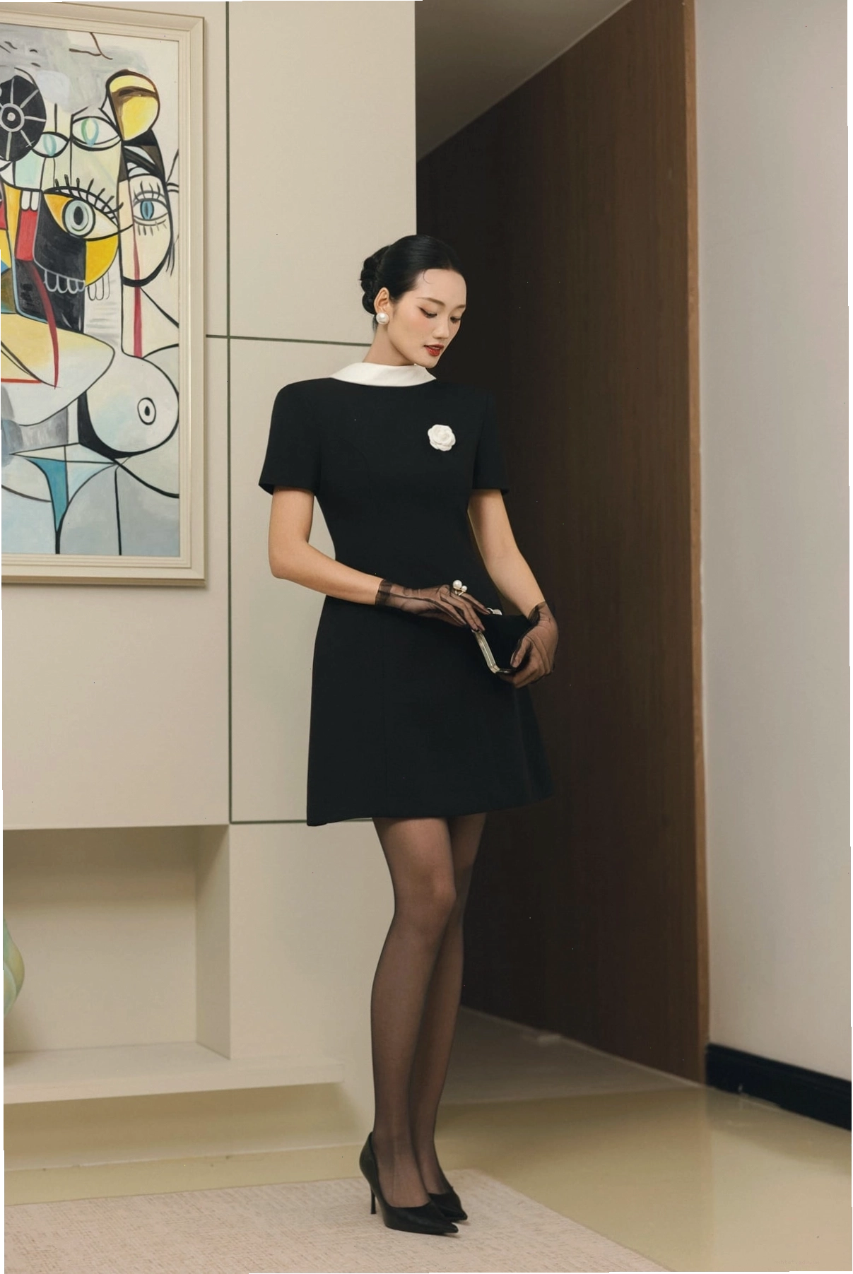 Đầm dạ hội cao cấp dáng chữ A, cổ phối vạt cách điệu, ngực áo đính hoa cài, vải thô dày màu xanh ngọc lục bảo