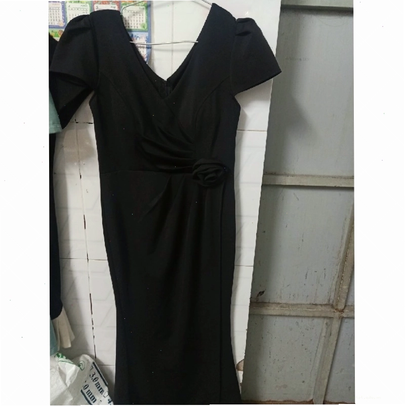 Đầm dạ hội dài đuôi cá màu trắng, chất liệu ren, cổ V