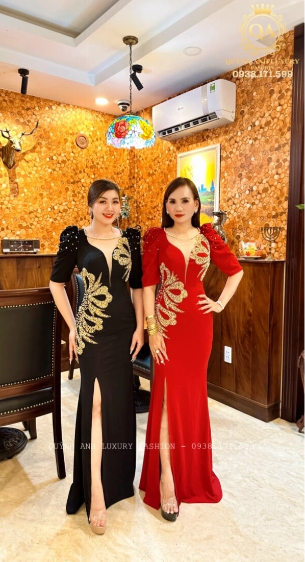 Đầm dạ hội dáng đuôi cá màu đen chất liệu lưới phối đá lấp lánh, cổ tròn kín đáo, tay dài ôm sát