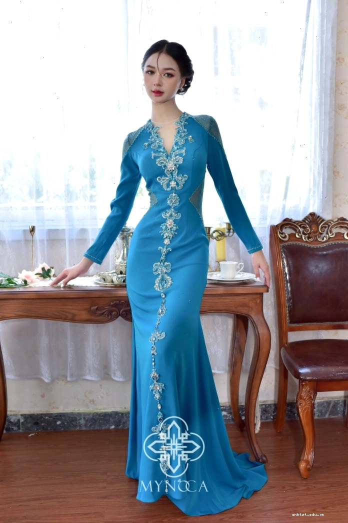 Đầm dạ hội đuôi cá màu đen chất liệu satin, thiết kế cúp ngực, đính kết hoa văn cầu kỳ