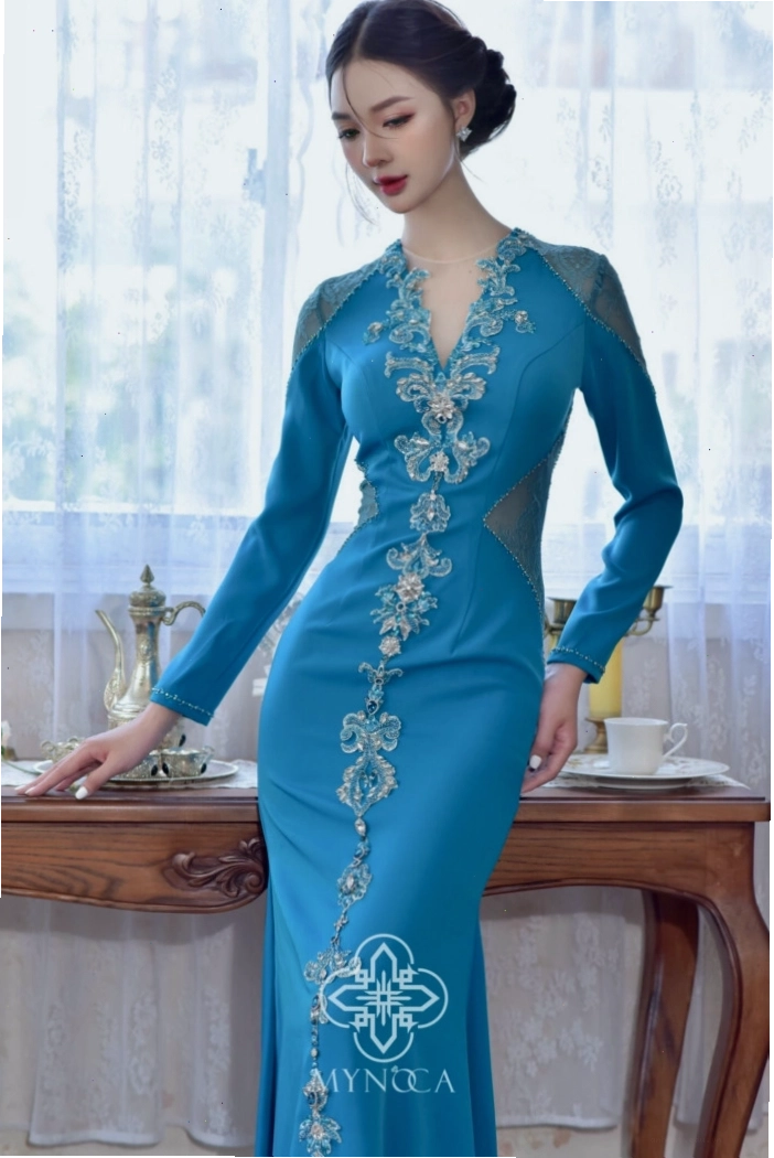 Đầm dạ hội đuôi cá màu đỏ rượu vang, chất liệu lụa satin, cổ V sâu, tay dài đính kết kim cương