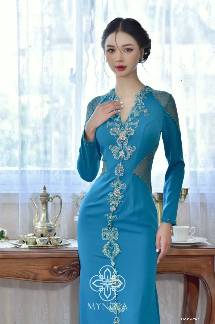 Đầm dạ hội đuôi cá màu hồng pastel, chất liệu lụa, cổ yếm