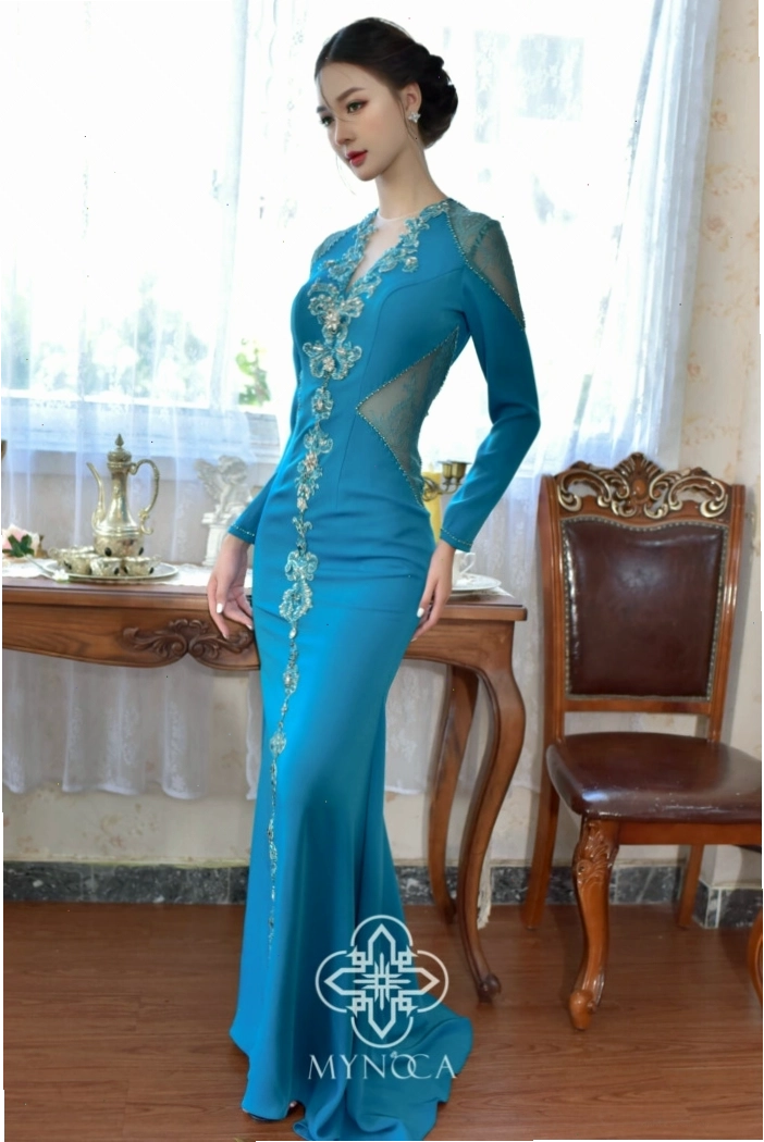 Đầm dạ hội đuôi cá màu xanh ngọc lục bảo, chất liệu satin, xẻ tà cao