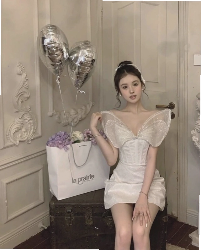 Đầm dạ hội kim sa màu bạc lấp lánh, chi tiết đính kết cầu kỳ và tinh xảo