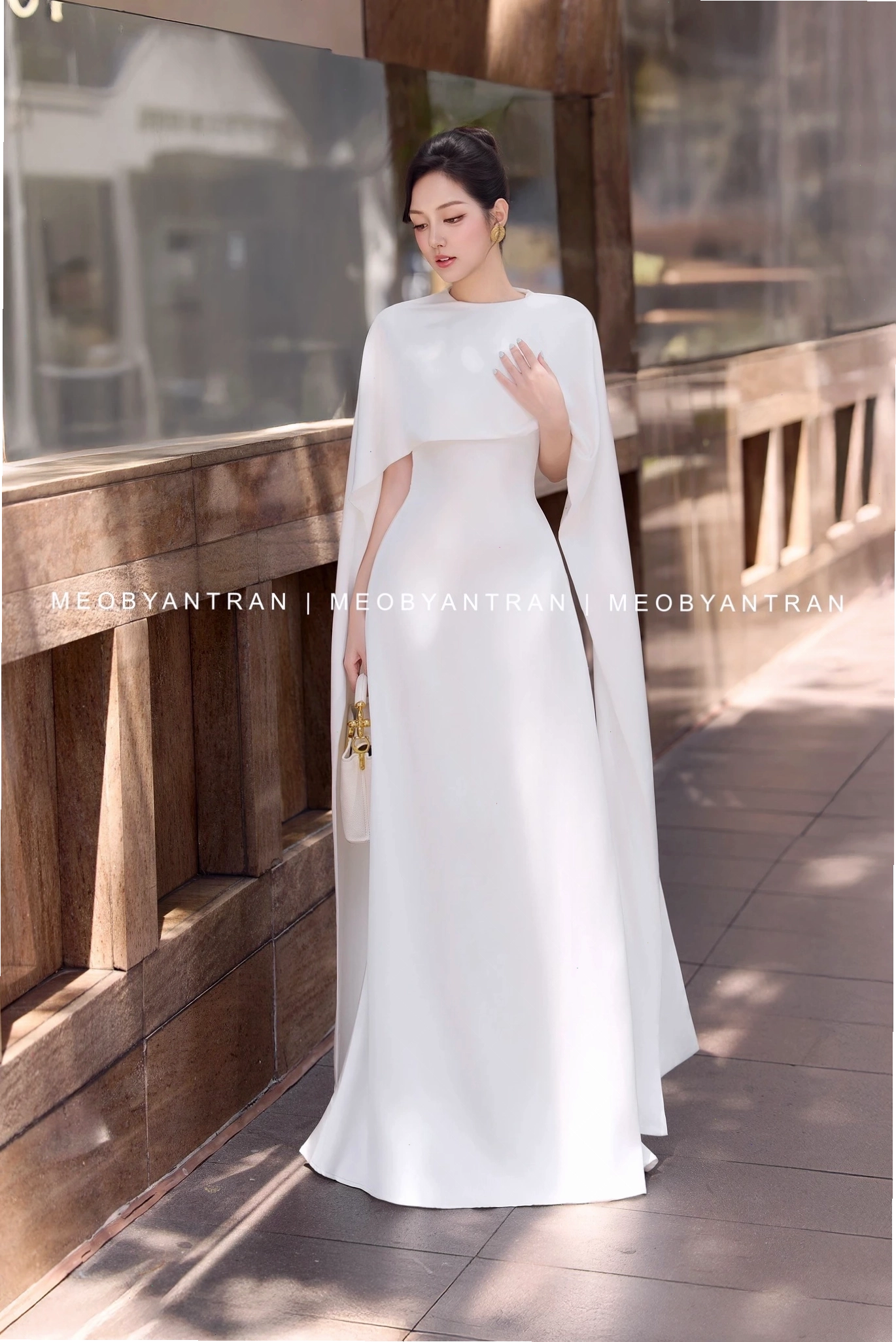 Đầm dạ hội màu xanh emerald, dáng dài ôm sát cơ thể, chất liệu sequin lấp lánh