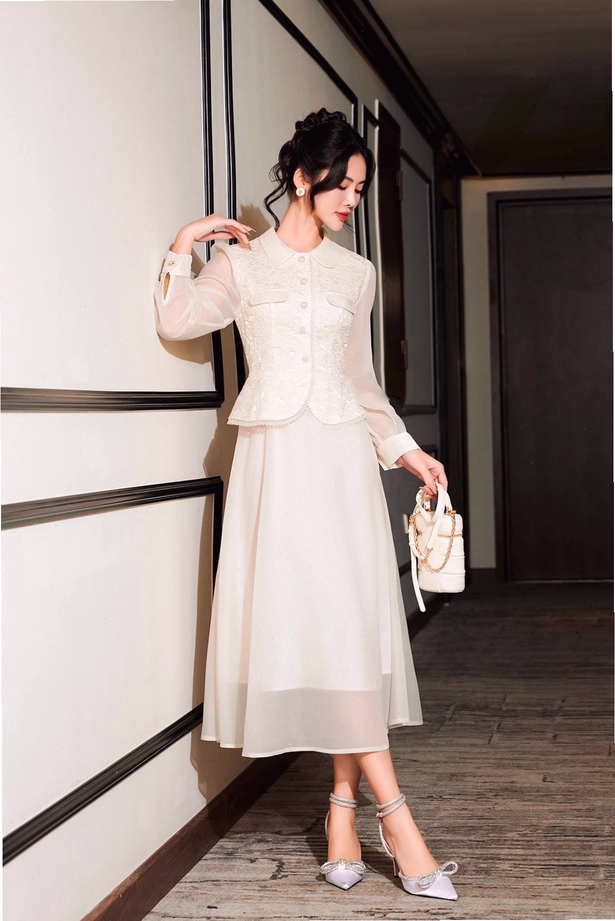 Đầm dạ hội ren cổ sen peplum màu đen, thiết kế ôm sát tôn dáng, phù hợp cho các buổi tiệc sang trọng