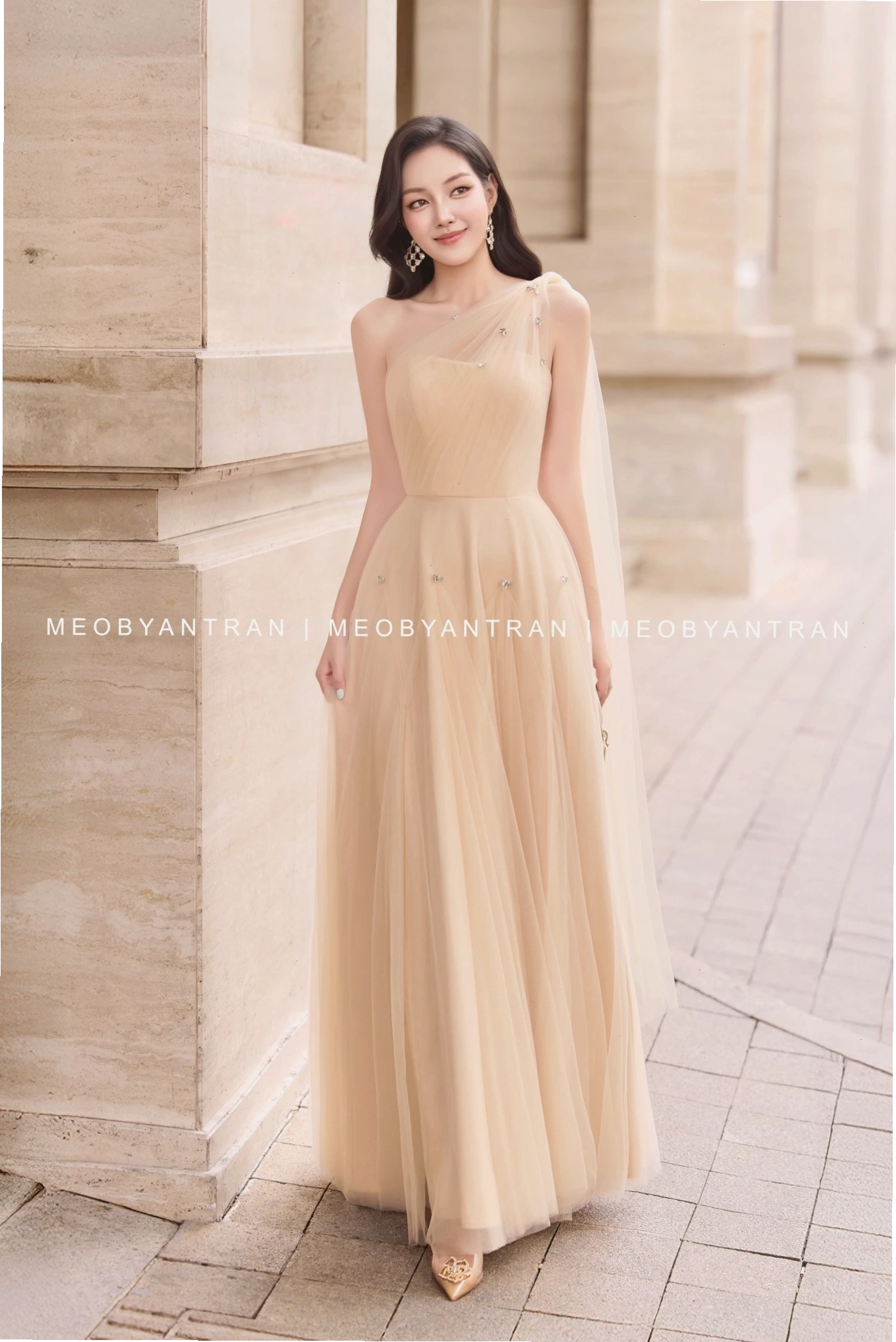 Đầm dài lệch vai màu xanh lá cây, chất liệu voan mềm mại, dáng ôm nhẹ, điểm nhấn xẻ tà