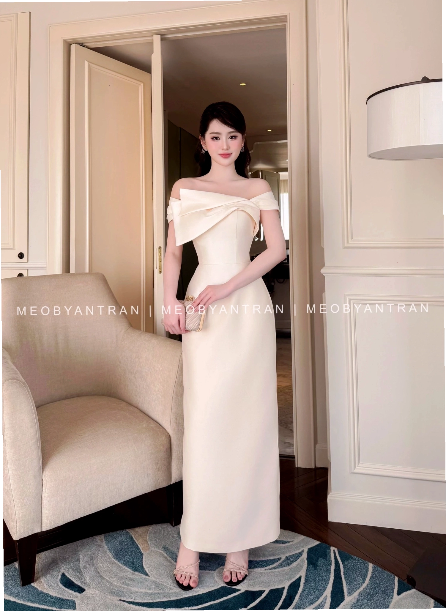 Đầm dáng dài trễ vai đẹp, màu xanh ngọc bích, chất liệu voan tơ mỏng manh, chi tiết hoa nhí xinh xắn
