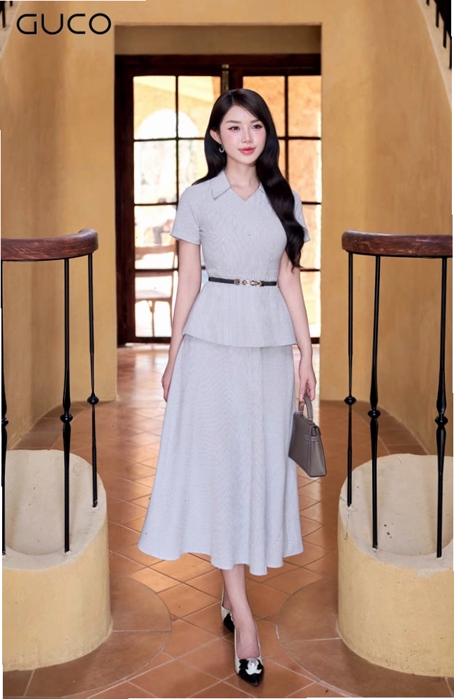 Đầm dáng sơ mi sọc xám thanh nhã, tay lỡ, cổ bẻ, có dây đai tạo điểm nhấn eo
