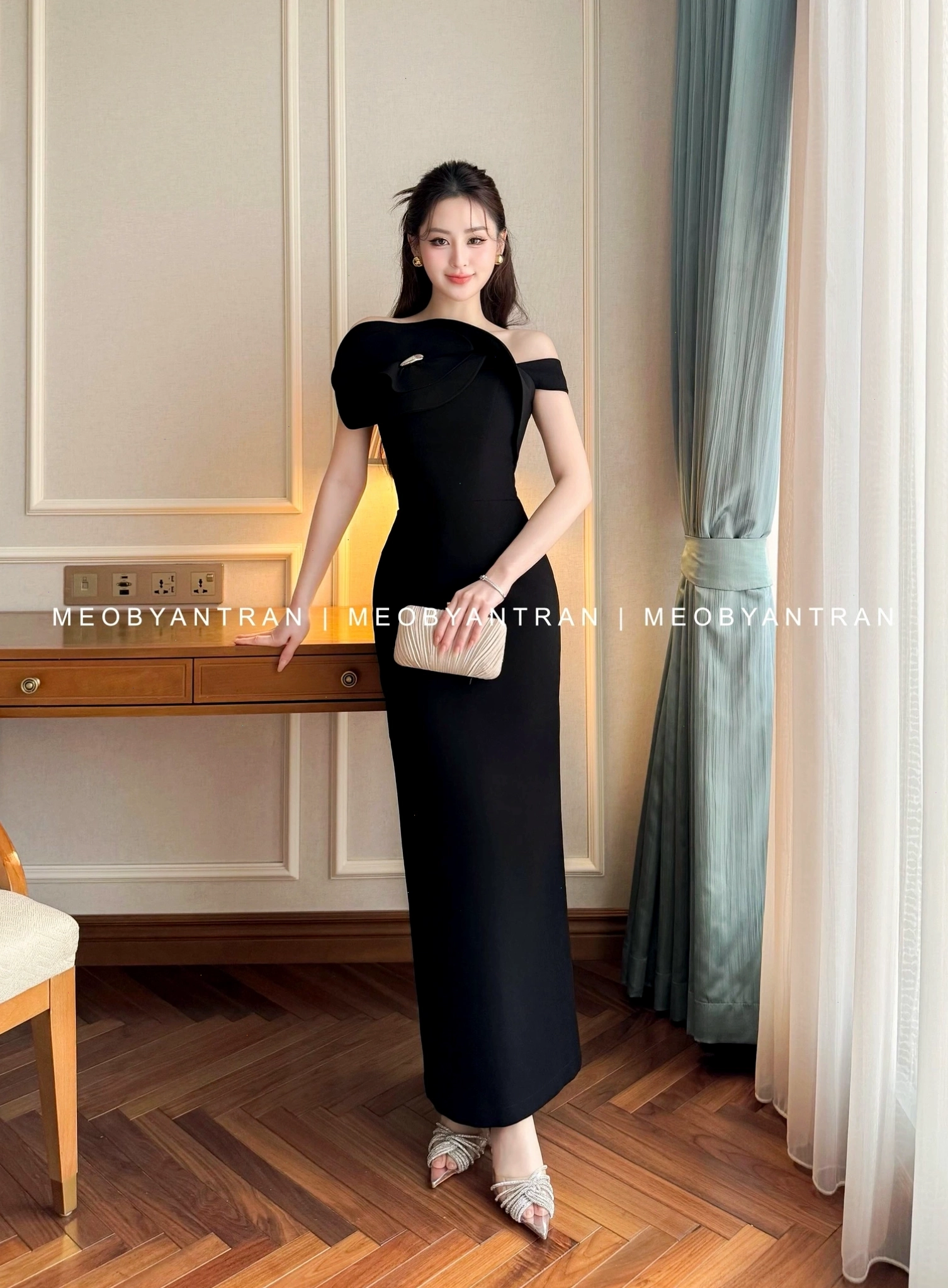 Đầm đen dự tiệc dáng dài phong cách sang trọng, cổ yếm khoét sâu gợi cảm, chất liệu lụa mềm mại