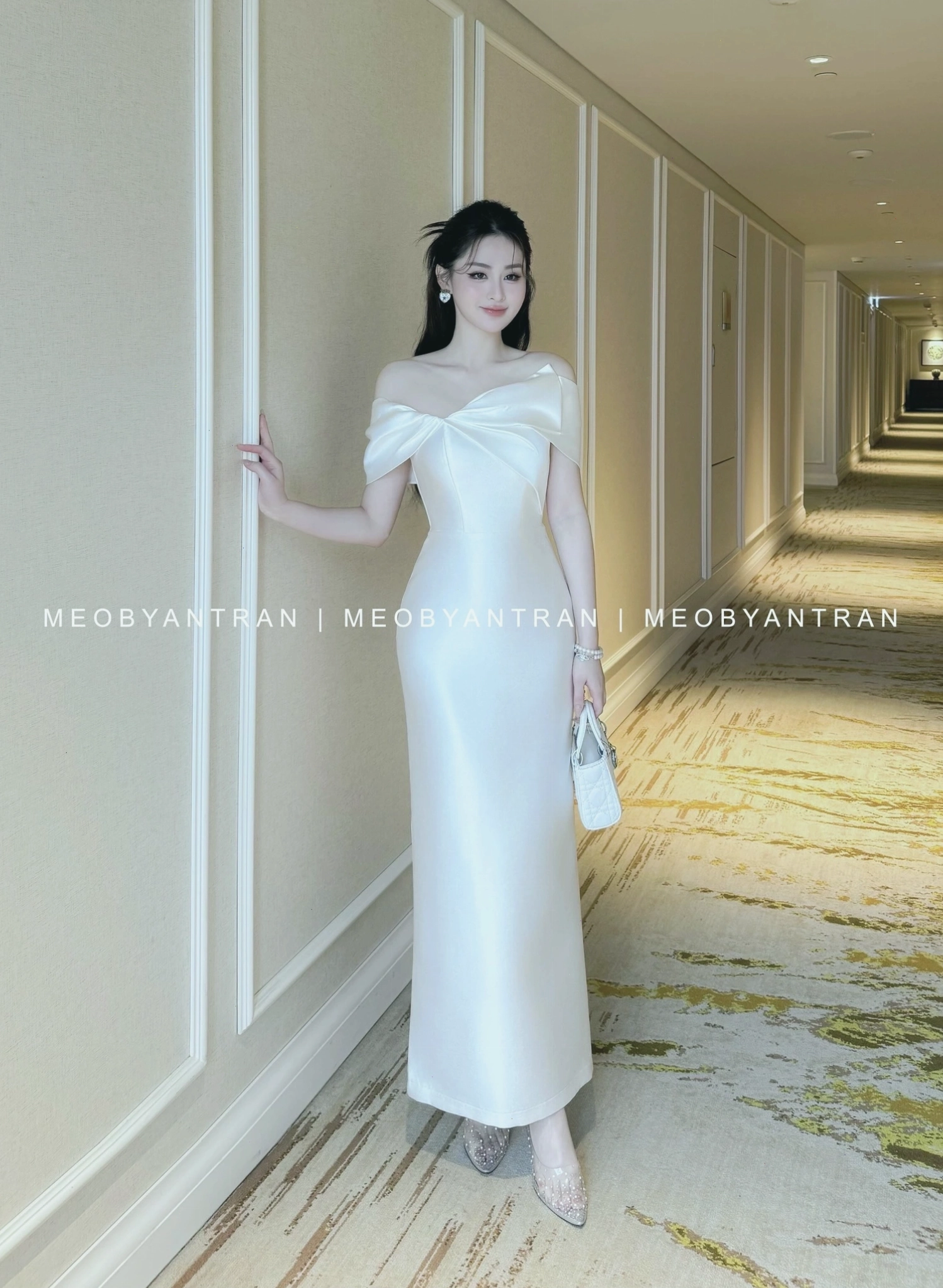 Đầm dự tiệc cao cấp kiểu dáng trễ vai, màu hồng pastel, chất liệu phi lụa, nhún bèo ở ngực tạo điểm nhấn nữ tính