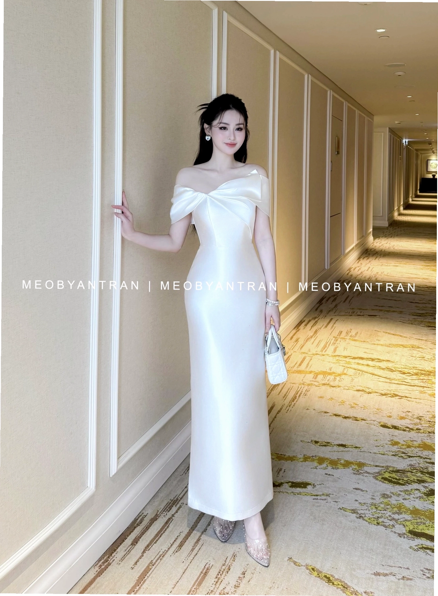 Đầm dự tiệc màu đỏ rượu, dáng trễ vai, chất liệu gấm cao cấp, tay con duyên dáng