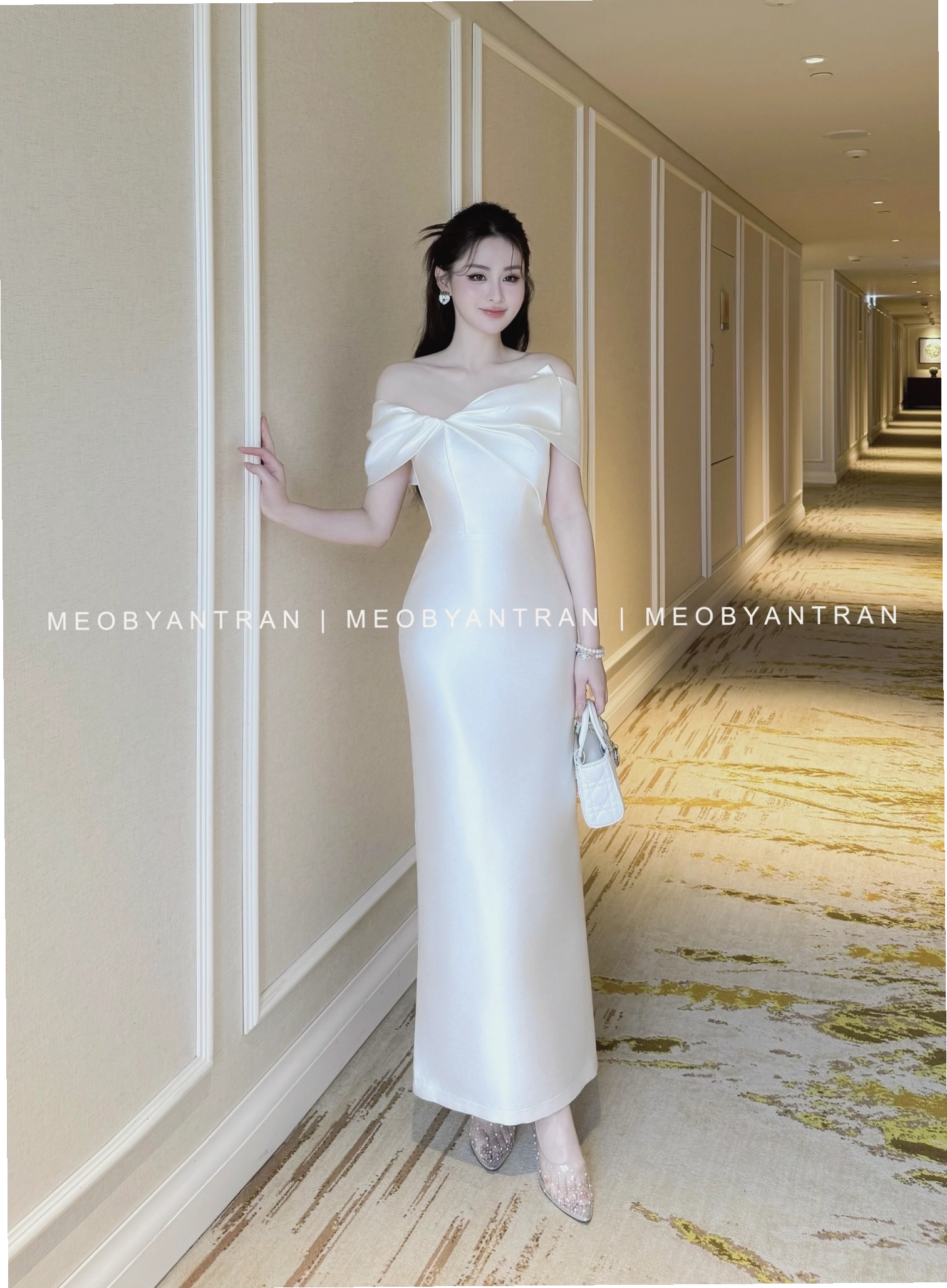 Đầm dự tiệc màu xanh ngọc lục bảo dáng trễ vai sang trọng và quý phái