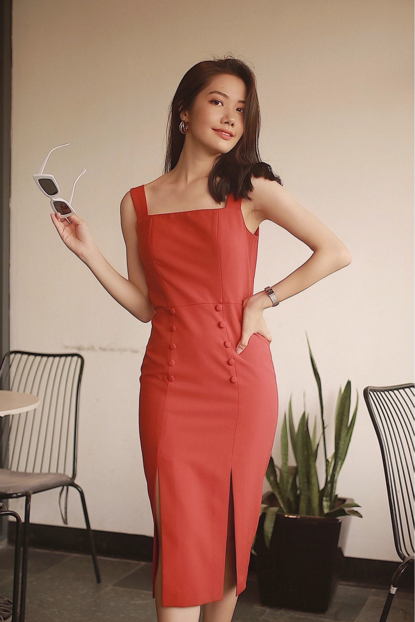 Đầm hai dây body cổ vuông màu trắng tinh khôi, nhấn eo bằng dây rút