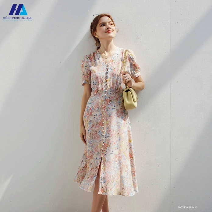 Đầm hoa nhí dáng dài bằng vải voan, màu trắng, họa tiết hoa nhí màu hồng, cổ vuông tay bồng