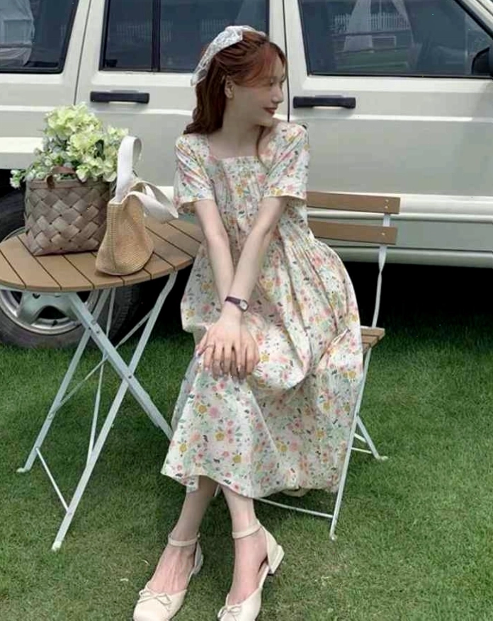 Đầm kiểu babydoll hoa nhí giúp cô nàng toát lên sự ngây thơ, màu vàng nhạt