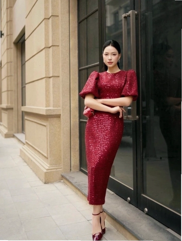 Đầm kim sa body màu bạc, cổ yếm khoe vai trần gợi cảm