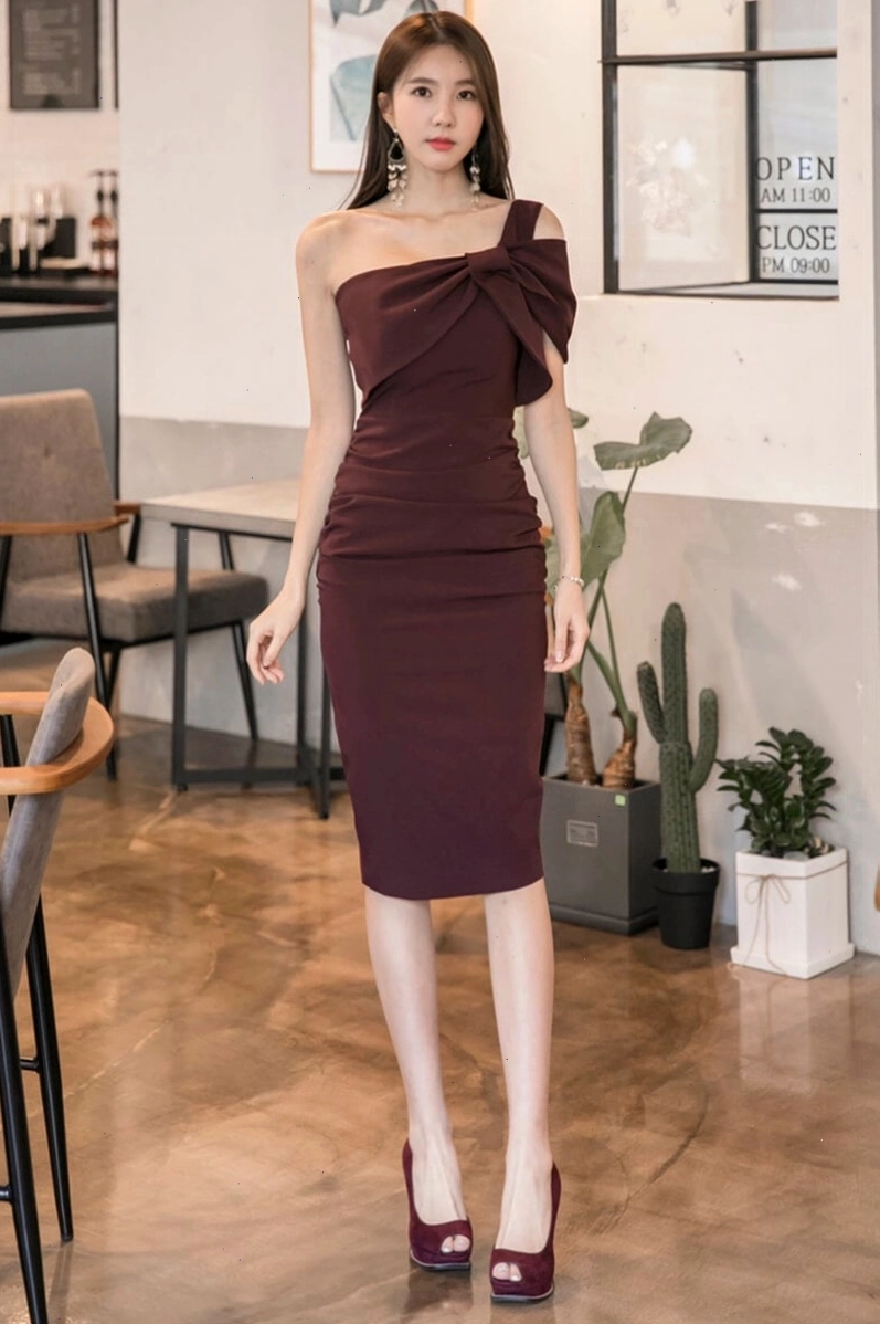 Đầm lệch vai body dáng dài, xẻ tà cao, khoe chân thon dài.