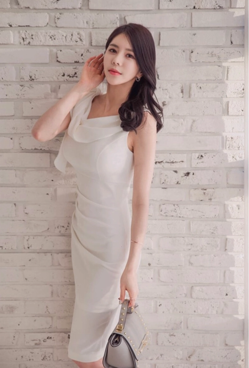 Đầm lệch vai body màu đen với chi tiết cut-out táo bạo ở eo.