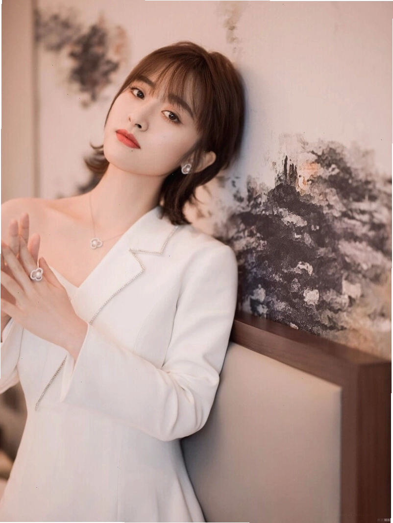 Đầm lệch vai body màu xanh ngọc bích, thiết kế trễ vai khoe khéo xương quai xanh.