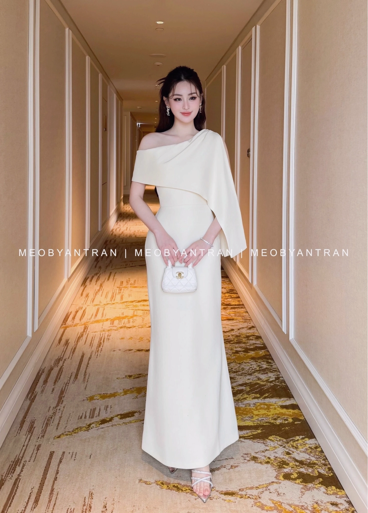 Đầm lệch vai dự tiệc dáng dài đuôi cá, màu đen, chất liệu nhung mềm mại, cổ áo khoét sâu gợi cảm