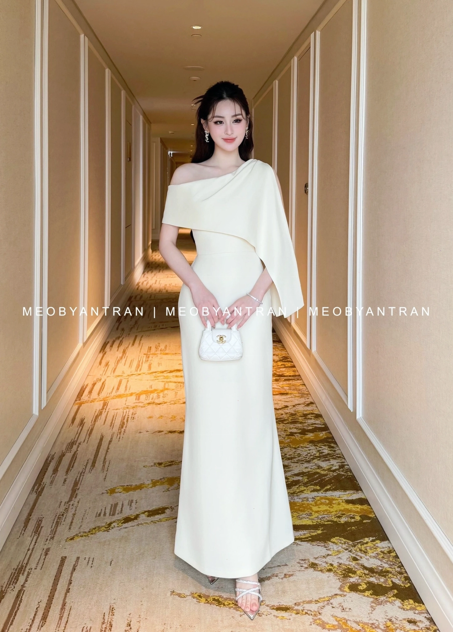 Đầm lệch vai màu xanh ngọc bích, dáng dài ôm body, chất liệu lụa satin bóng mượt, điểm nhấn xẻ tà cao