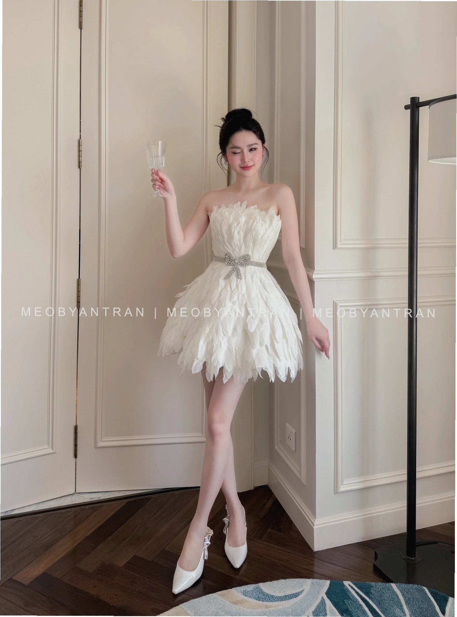 Đầm lông vũ trắng đẹp kiểu dáng xòe ngắn dễ thương