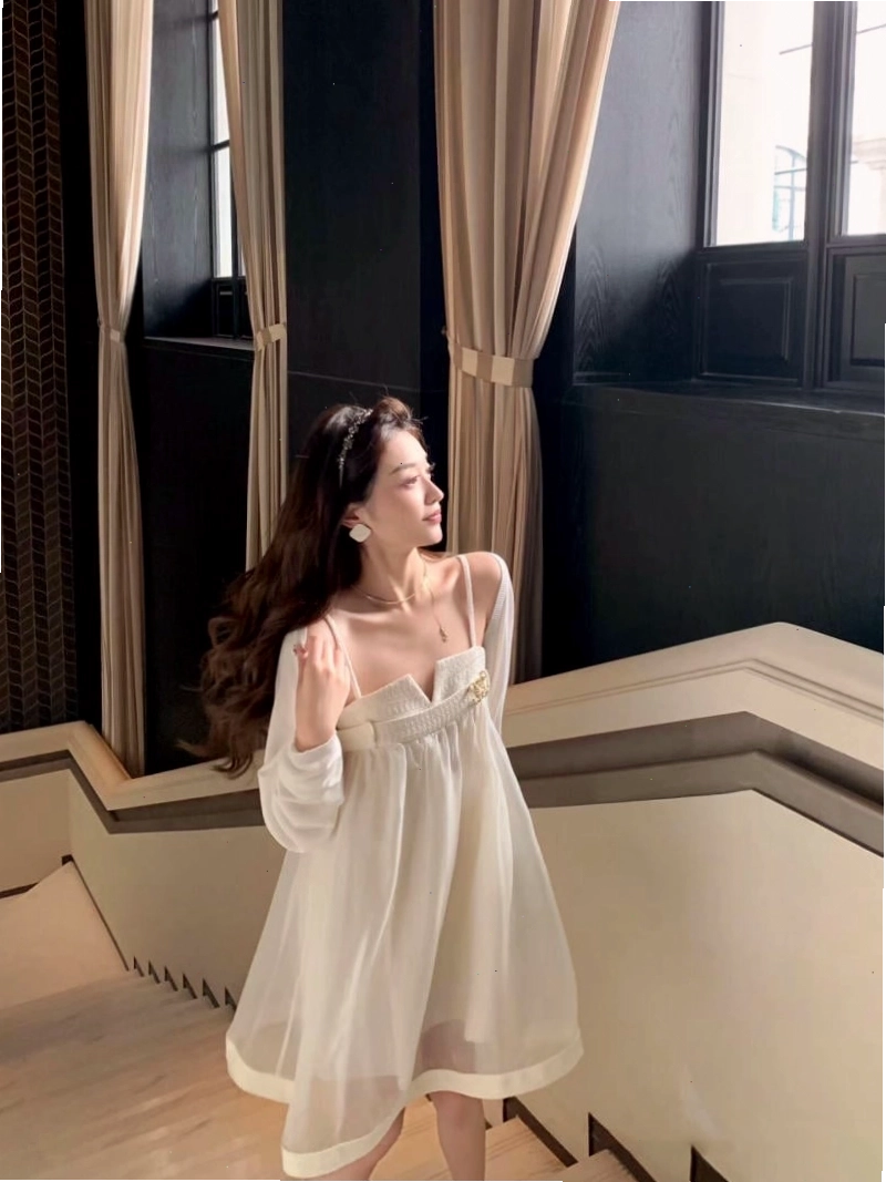 Đầm ngủ tiểu thư lụa satin màu hồng pastel, thiết kế hai dây gợi cảm nhưng vẫn giữ nét kín đáo