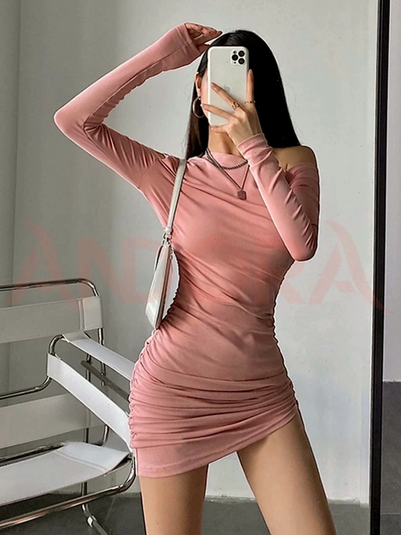 Đầm ôm body hở vai màu đen, thiết kế rút dây hai bên sườn tạo hiệu ứng tôn dáng cực tốt, mang phong cách gợi cảm