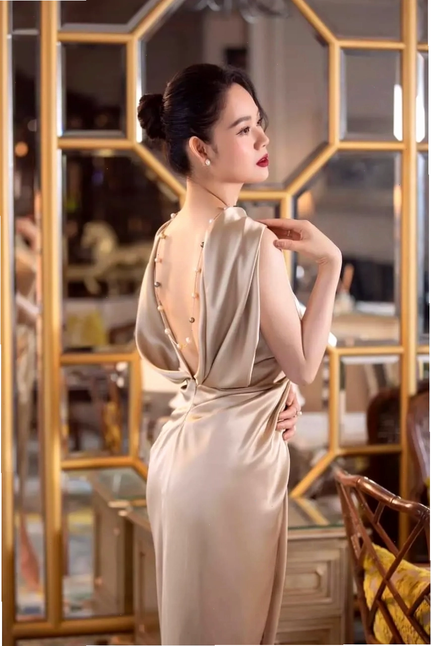 Đầm ôm body kiểu dáng cúp ngực với đường xẻ đùi sâu, khoe vai trần gợi cảm